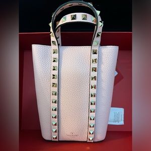 VALENTINO GARAVANI
Rockstud Pouch
Color: Rose Couture